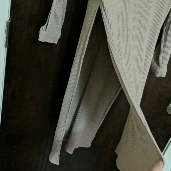 A cool design top with open back - Picture 4 of 4